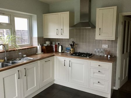 Large Detached Two Bedroom Bungalow To Let in Collier Row - Photo 4