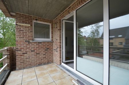 Gerenoveerd ruim appartement in Centrum v Bilzen met 3 slpk., terras en afgesloten inpandige garage. - Foto 5