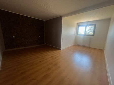 Location Maison 8 pièces 251m² RILLIEUX LA PAPE 69140 - Photo 2