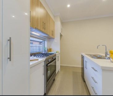 MODERN THREE BEDROOM HOME IN GREAT LOCATION - Photo 6