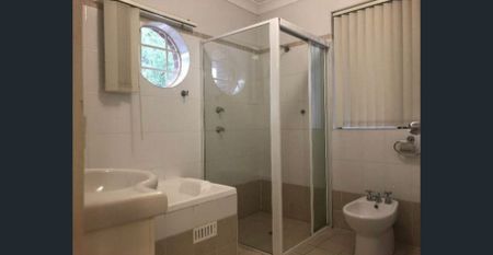 "LARGE 5 BEDROOM FAMILY HOME" - Photo 3