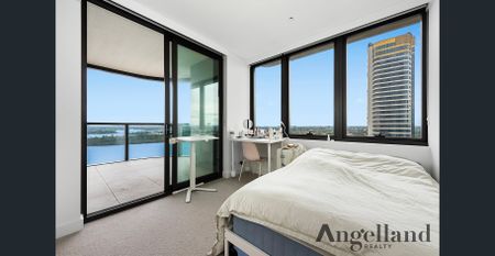 Magnificent Landmark Panoramas in Luxurious High-Floor Peninsula Apartment - Photo 3