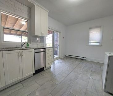 For Lease - 2143 Gerrard Street Unit# Main Fl, Toronto, Ontario - Photo 6