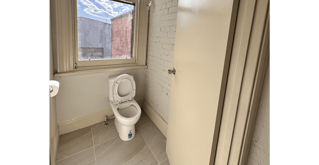 4 BEDROOM - 2 x AIR-CONS FULLY FURNISHED HOUSE IN THE HEART OF ELSTERNWICK, RIGHT OPPOSITE THE TRAIN STATION WITH SHOPS AND TRAM AT DOORSTEP - Photo 1