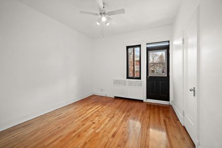 Mercier : Logement de 3 chambres+bureau et cour exclusive offert en location semi-meublée. - Photo 2