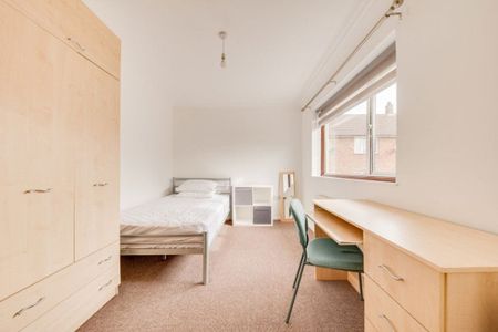 £706 p/w (£3,059 pcm) - Photo 4