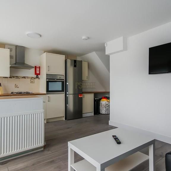 4 bedroom end of terrace house to rent - Photo 1