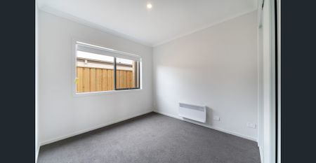 **RECEIVE ONE MONTH FREE RENT, ASK US HOW! Modern 4-Bedroom Home for Lease in Rockbank - Photo 2