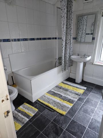 1 bedroom in a flat share to rent - Photo 2