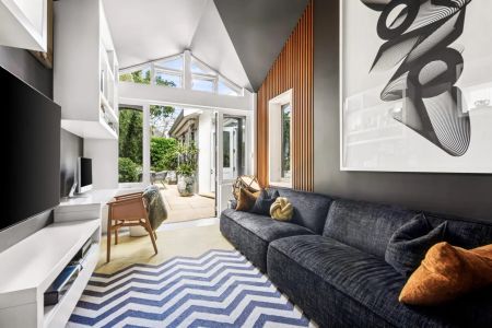 Immaculately Renovated Terrace in Blue Ribbon Locale - Photo 5