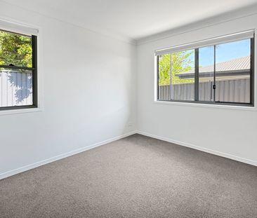 Light & Airy, Open Plan with Fenced Yard! - Photo 3