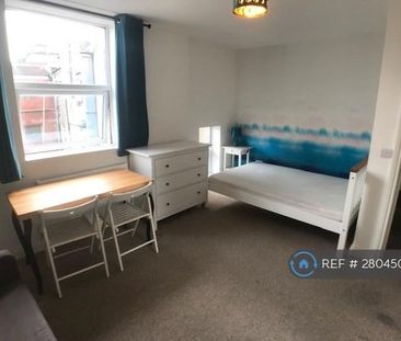 1 bedroom in a flat share to rent - Photo 2
