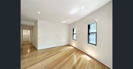 UNFURNISHED ELEGANT FLOORBOARD TWO BEDROOM APARTMENT WITH SEPERATED STUDY UNIT LOCATED IN RIVERSIDE APARTMENTS - SOUTHBANK !!! - Photo 2