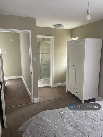 1 bedroom in a house share to rent - Photo 5