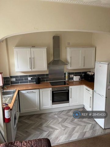 1 bedroom in a house share to rent - Photo 4