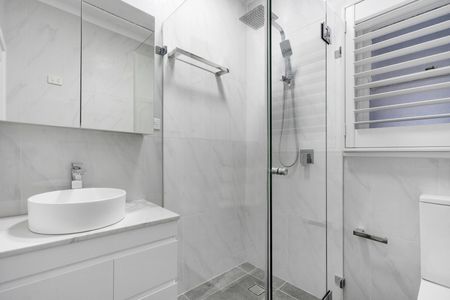 Renovated 3 Bedroom Home - Photo 3