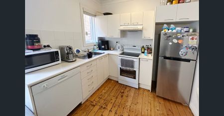 SPACIOUS TWO BEDROOM APARTMENT JUST A STROLL TO BONDI BEACH. - Photo 3