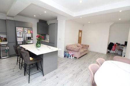 4 bedroom semi-detached house to rent - Photo 4