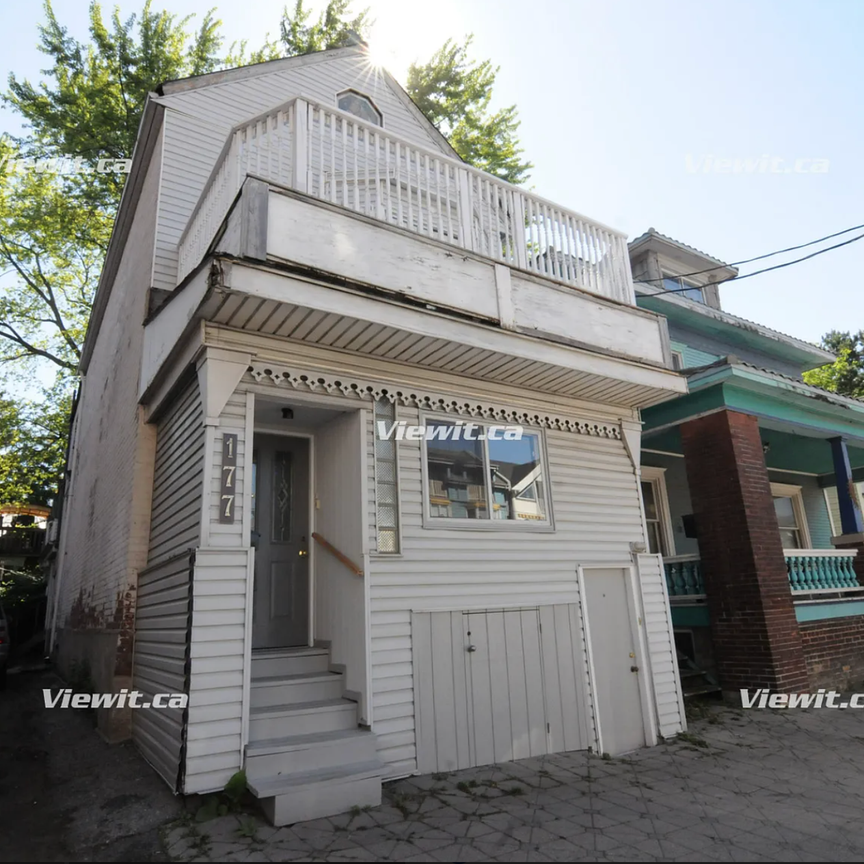 Bright 1 Bedroom Apartment In The Heart Of The Beaches. - Photo 2