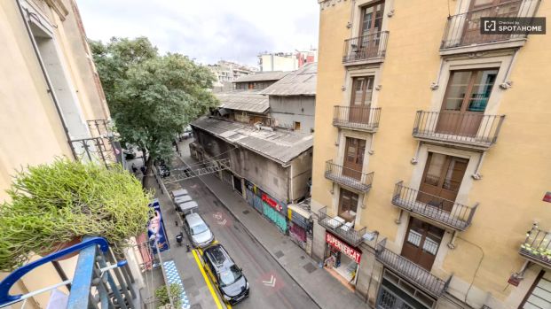 Room in a shared 3-bedroom apartment for rent in El Raval. - Photo 1