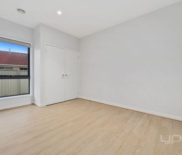 HUGE FAMILY 4 BEDROOM HOME & 3 BATHROOMS - Photo 2