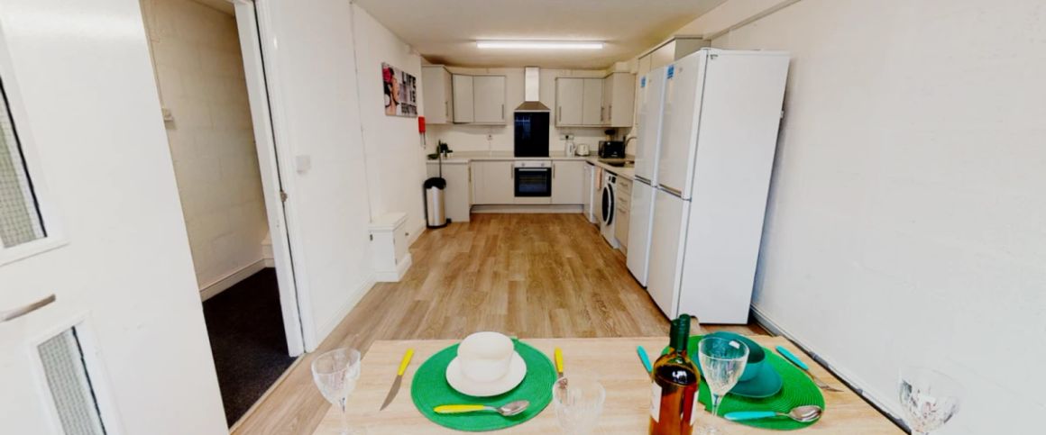 6 Bedroom, 1 Bathroom - Photo 1