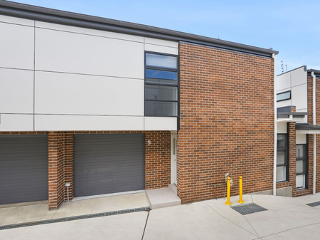 Fully Furnished, 3 Bedroom Townhouse - Photo 3