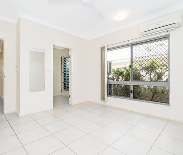 STYLISH LYONS LIVING - Photo 6