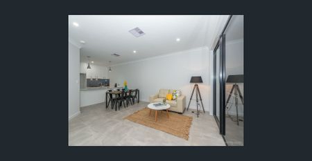 Modern 2 Bedrooms Plus Study Town House In Sought After Location - Photo 4