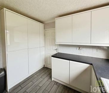 3 bedroom Semi-detached house To Let - Photo 3