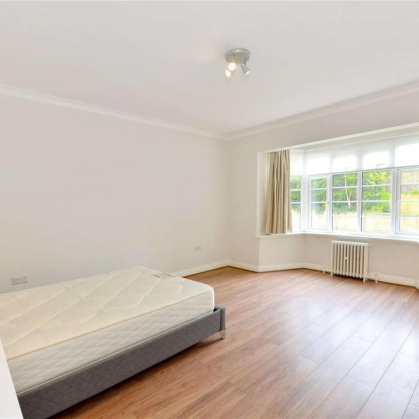 Three bedroom apartment set in portered block with private parking and wooden floors throughout. - Photo 1