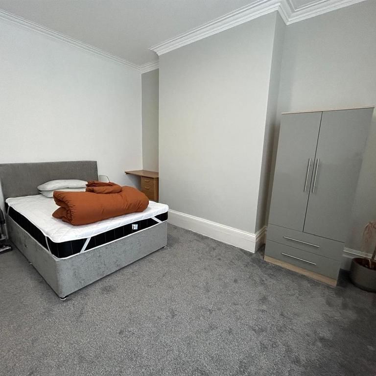 1 bedroom in a house share to rent - Photo 1