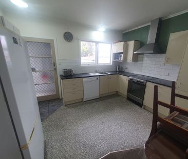 Tidy two bedroom unit - semi furnished - Photo 6