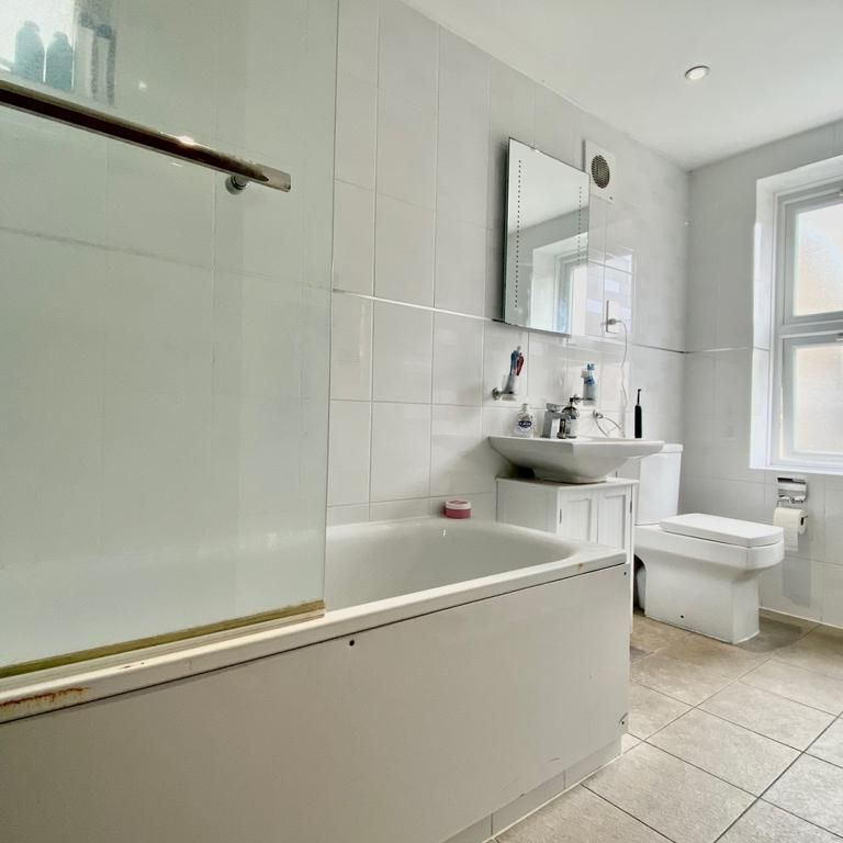 4 bedroom flat to rent - Photo 1