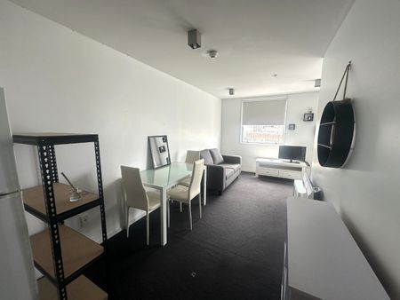 Sunny One Bedroom Apartment with Large Balcony - Photo 2