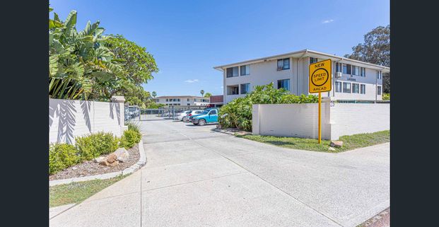 Bright, Modern Ground Floor Unit - Photo 1