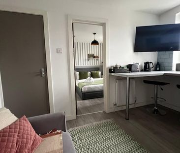 Studio Flat, Elmshaw Road, SW15 - Photo 4