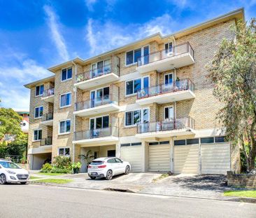 Stunning Renovated 2 Bedroom Apartment - Photo 1