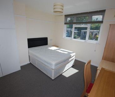 4 bedroom semi-detached house to rent - Photo 4