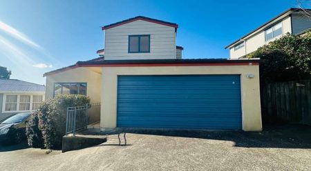 Newly Renovated Family Home in Prime Pakuranga Location” - Photo 2