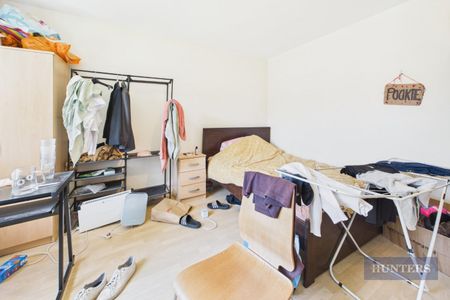 5 bedroom Flat To Let - Photo 3