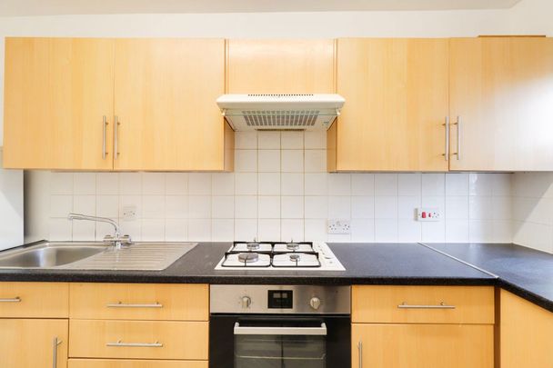 A 2 Bedroom Flat in Beaufort Court, The Park - Photo 1