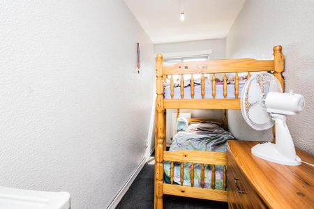 3 bedroom end of terrace house to rent - Photo 2