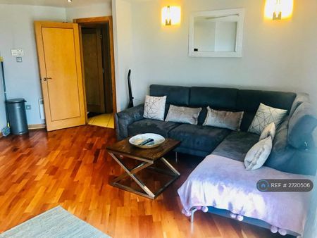 2 bedroom flat to rent - Photo 2