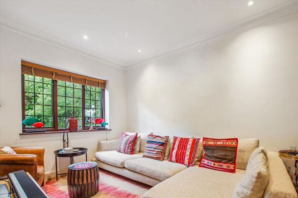A charming five bedroom detached family residence offering spacious accommodation in Wimbledon Park. - Photo 1