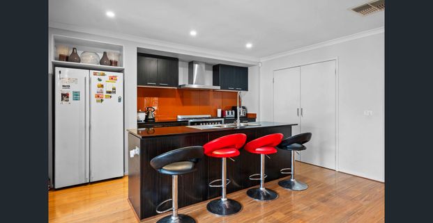 Modern 4-Bed Family Home with Outdoor Kitchen in Cranbourne West - Photo 1