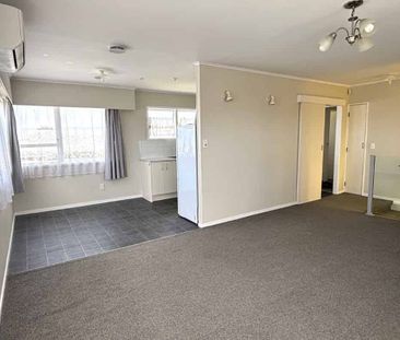 Spacious & Sunny Family 4 bed Home in Prime Te Atatū Peninsula Loca... - Photo 2