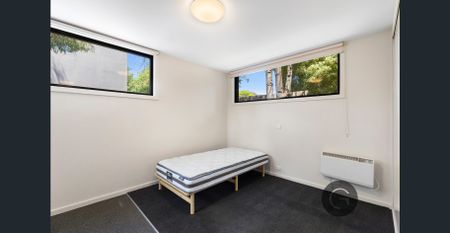 Perfect For Any Student with Large Courtyard - Photo 2