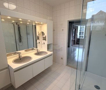 Ruim en lichtrijk appartement (ca. 100m2) met autostaanplaats centr... - Photo 4
