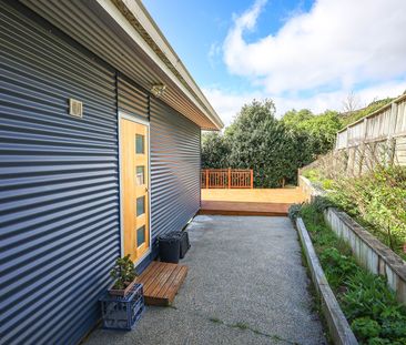 Modern, Sunny 4-Bedroom Home with Stunning Views! - Photo 4